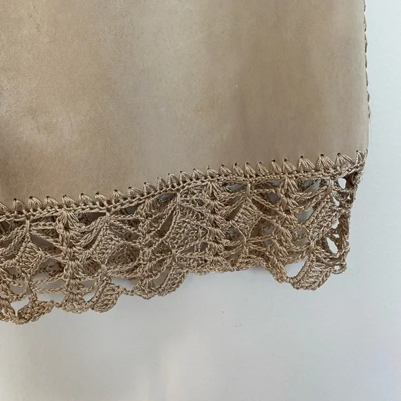 Tan suede a line skirt with crochet hem and belt size 4. Vintage Arden B. - Picture 6 of 6